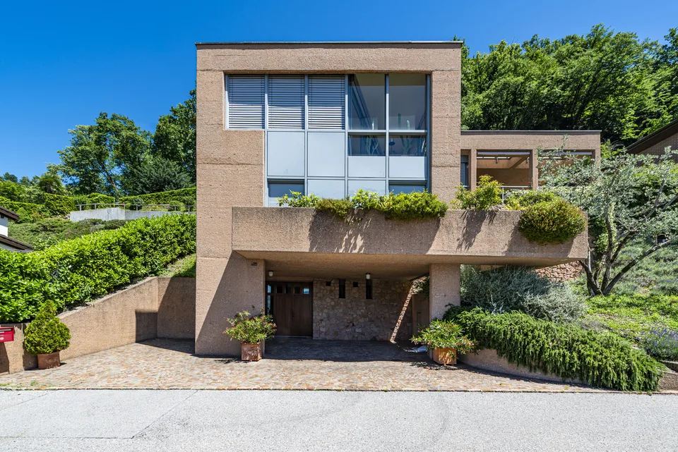 Casa moderna con bella vista lago
