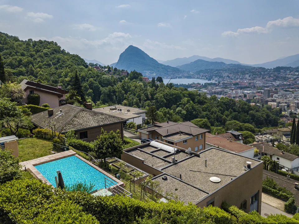 Casa moderna con bella vista lago