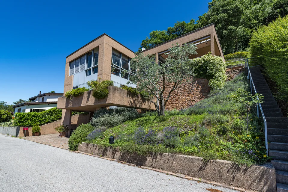 Casa moderna con bella vista lago