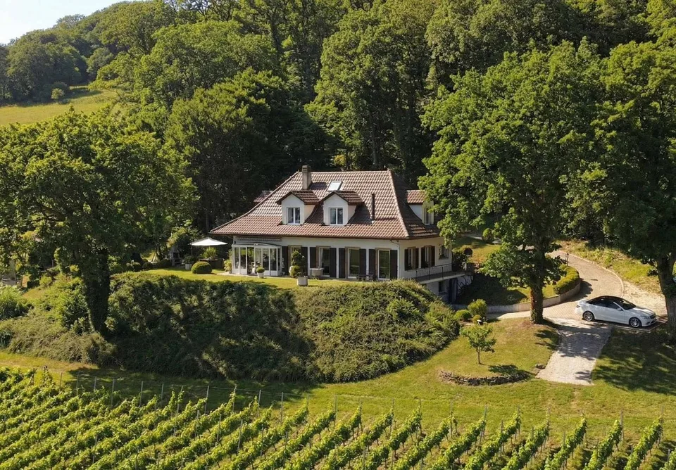 Villa de charme avec vue panoramique sur le lac de Neuchâtel