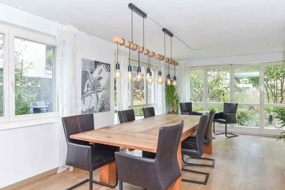 Casa ristrutturata a due famiglie con molto spazio e un bel giardino