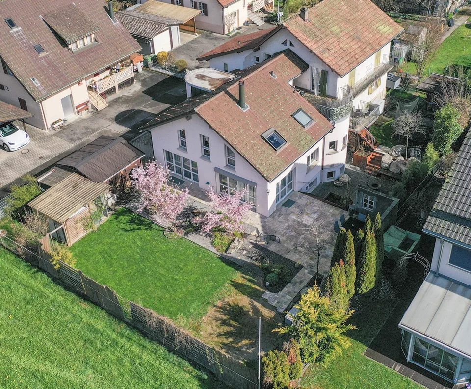 Casa ristrutturata a due famiglie con molto spazio e un bel giardino