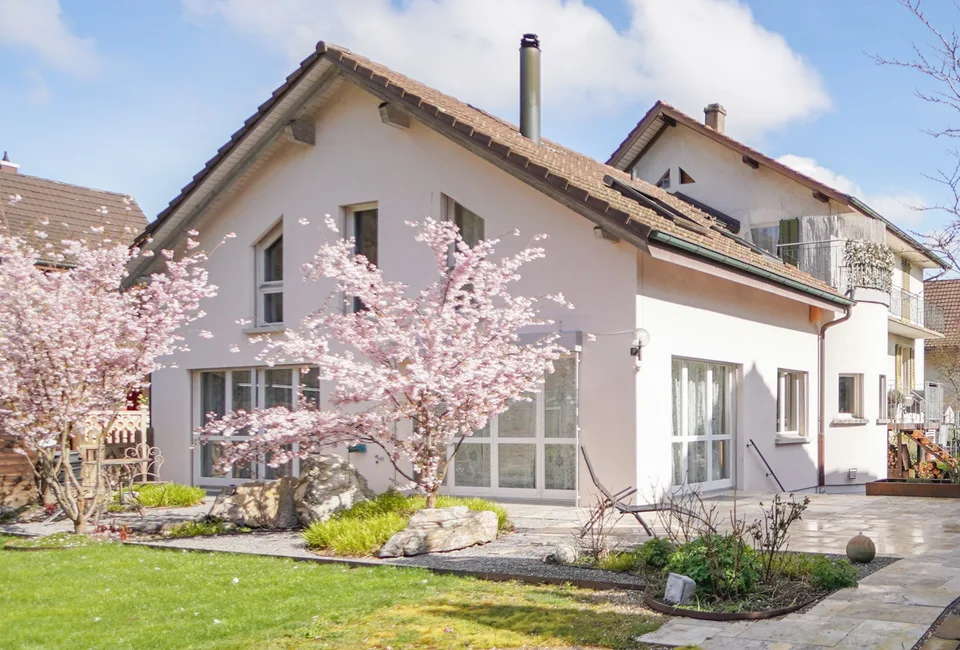 Renoviertes Zweifamilienhaus mit viel Platz und schönem Garten