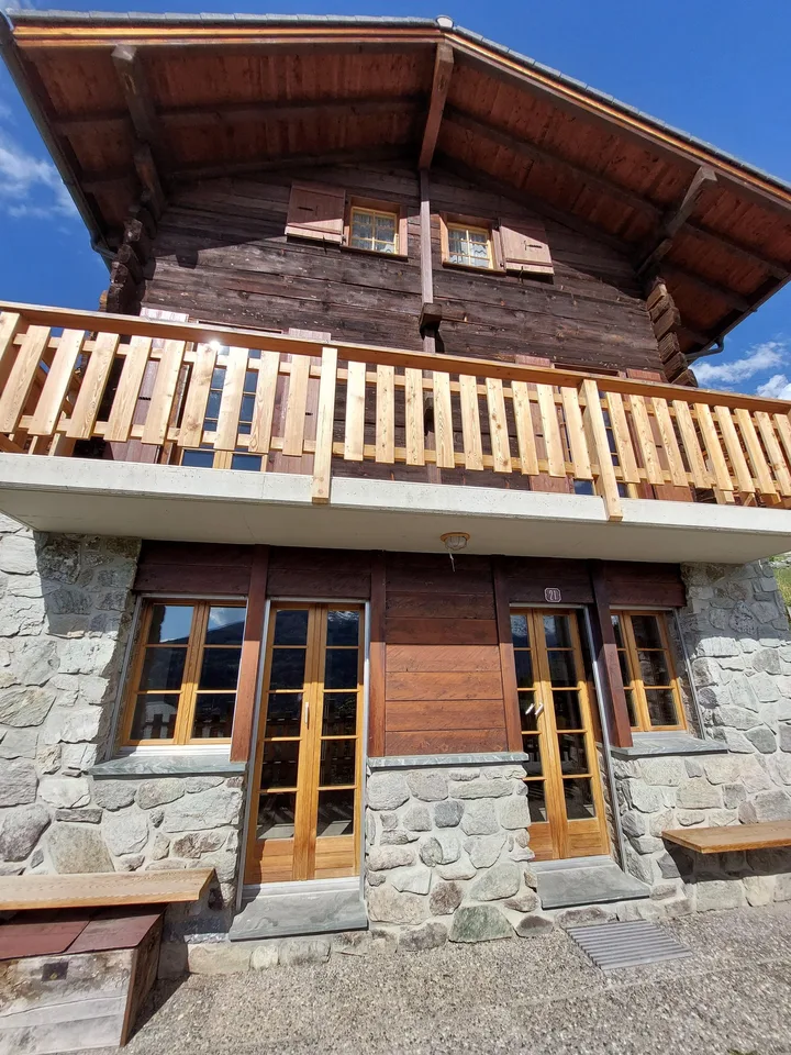 Chalet di 5 locali a Vernamiège con fascino autentico e vista panoramica