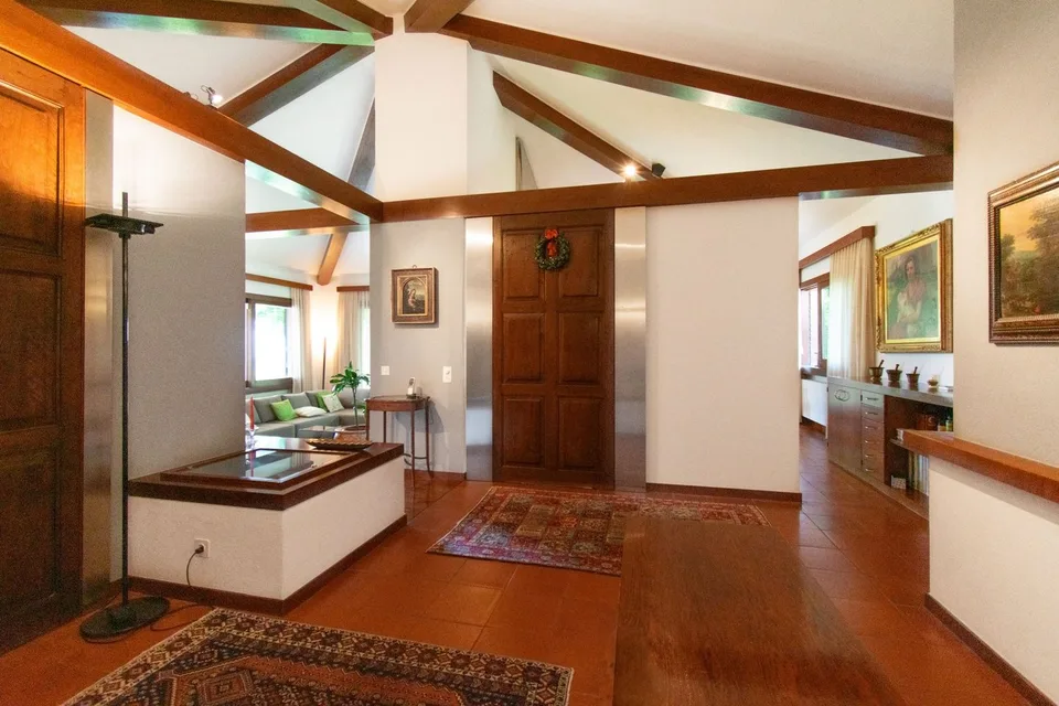 Villa mit gesuchten Volumen und sorgfältig gepflegtem Garten – Foto 7 von 13