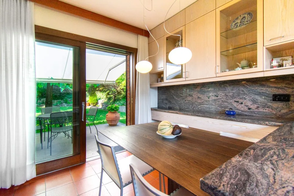 Villa mit gesuchten Volumen und sorgfältig gepflegtem Garten – Foto 8 von 13