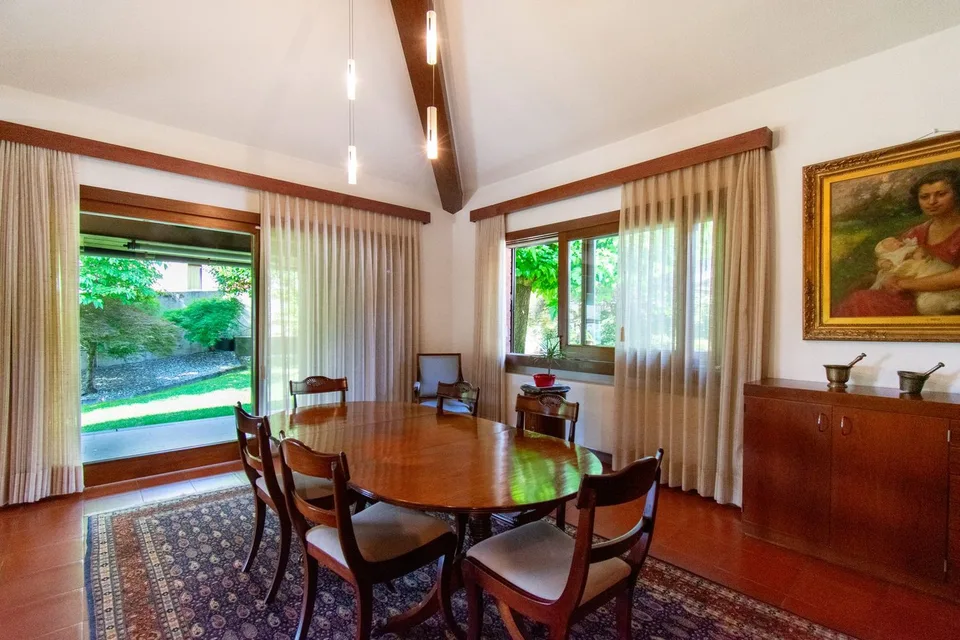 VILLA DAI VOLUMI RICERCATI E CURATO GIARDINO