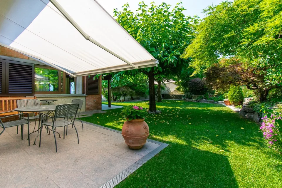 Villa mit gesuchten Volumen und sorgfältig gepflegtem Garten – Foto 12 von 13