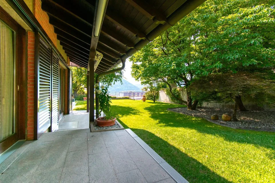 Villa mit gesuchten Volumen und sorgfältig gepflegtem Garten – Foto 10 von 13