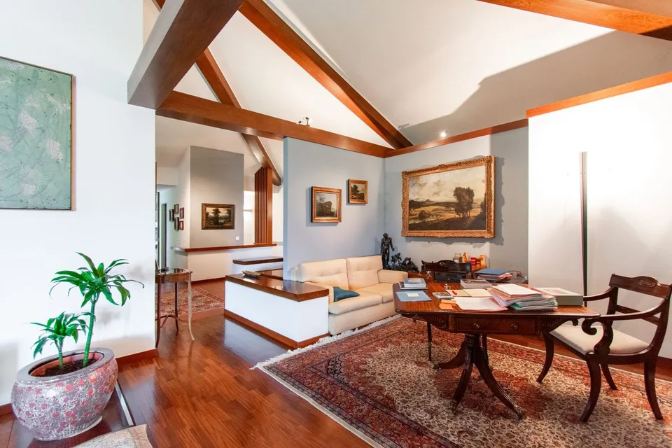 VILLA DAI VOLUMI RICERCATI E CURATO GIARDINO