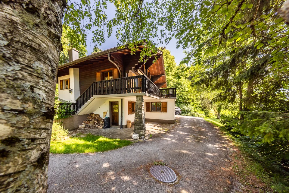 Chalet dans un écrin de verdure : situation et terrain d'exception