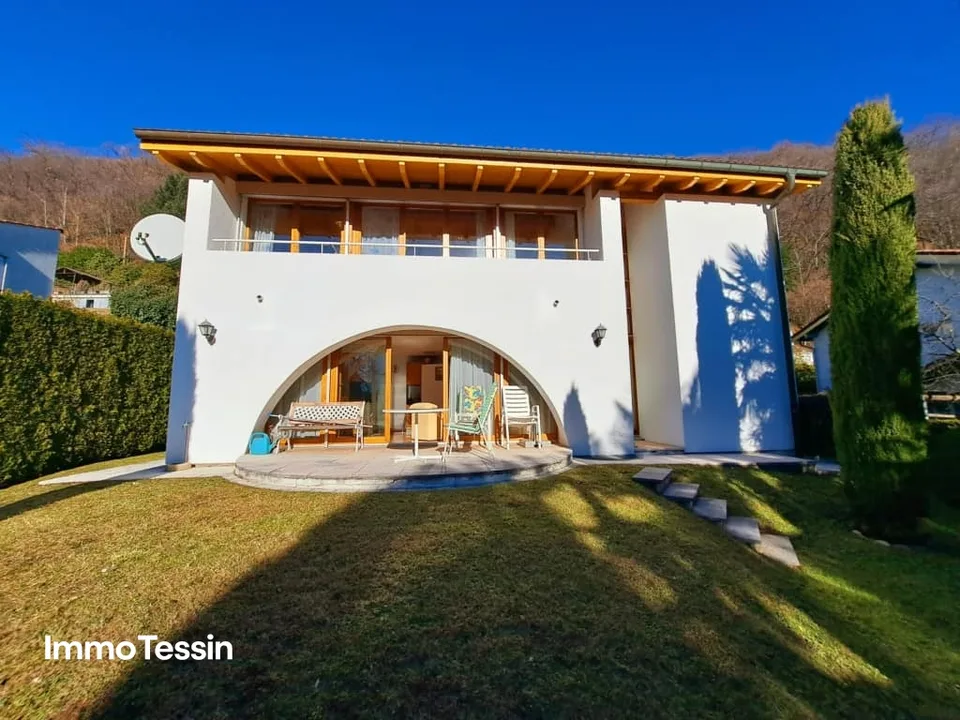 OPPORTUNITÀ: Fantastica villa di design pari al nuovo con piscina, giardino da sogno e 100% privacy ad un prezzo eccezionale