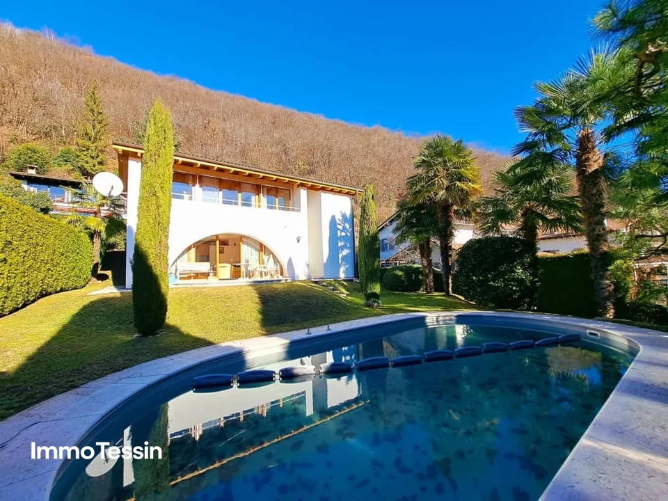 GELEGENHEIT: Fantastische neuwertige Designer Villa mit Pool, traumhaftem Garten & 100% Privacy zum Top Preis