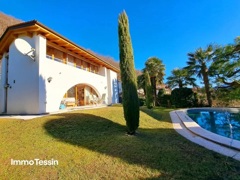 OPPORTUNITÀ: Fantastica villa di design pari al nuovo con piscina, giardino da sogno e 100% privacy ad un prezzo eccezionale