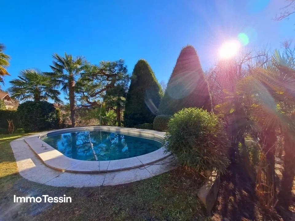 OPPORTUNITÀ: Fantastica villa di design pari al nuovo con piscina, giardino da sogno e 100% privacy ad un prezzo eccezionale