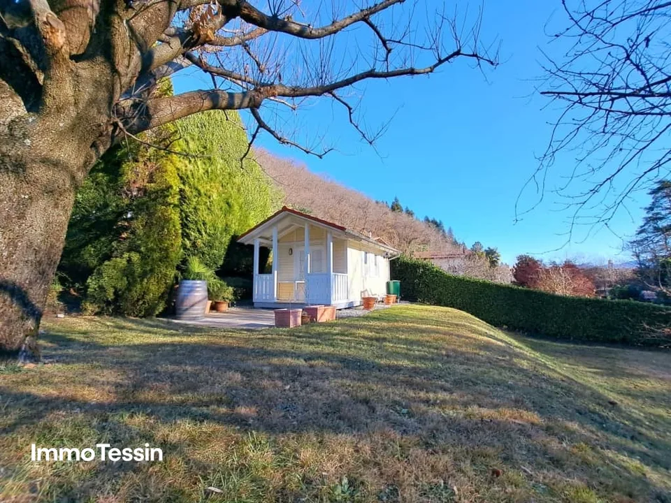 OPPORTUNITÀ: Fantastica villa di design pari al nuovo con piscina, giardino da sogno e 100% privacy ad un prezzo eccezionale
