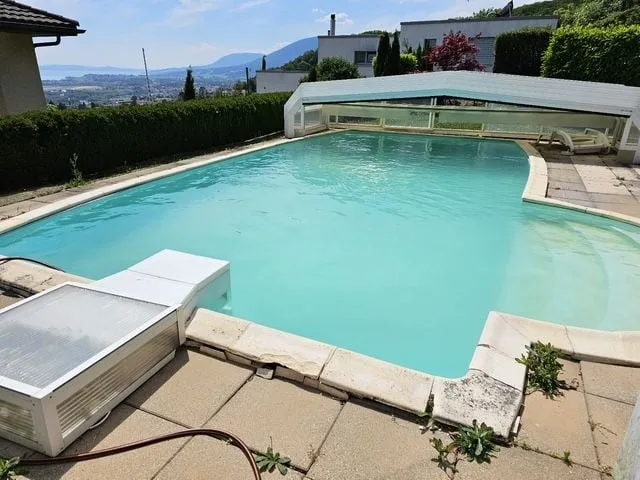 Verkauf, zum höchsten Gebot, eines Familienhauses mit großer überdachtem Swimmingpool! – Foto 12 von 15