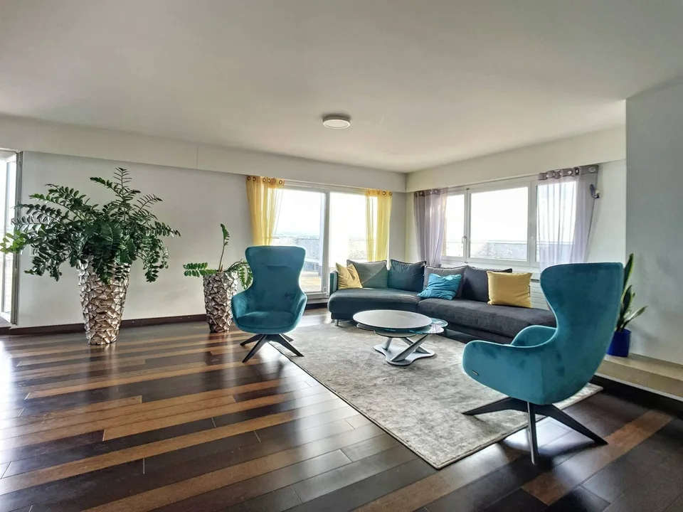 Penthouse von hohem Standard mit 6,5 Zimmern und Blick auf den See und die Berge