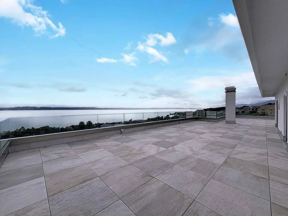 Penthouse von hohem Standard mit 6,5 Zimmern und Blick auf den See und die Berge