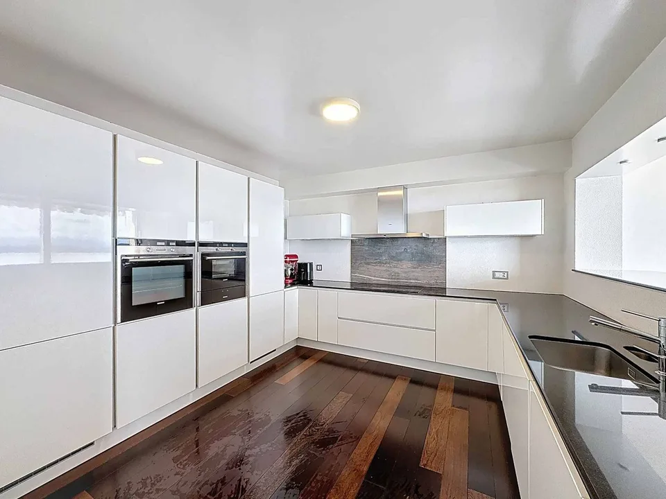 Penthouse von hohem Standard mit 6,5 Zimmern und Blick auf den See und die Berge