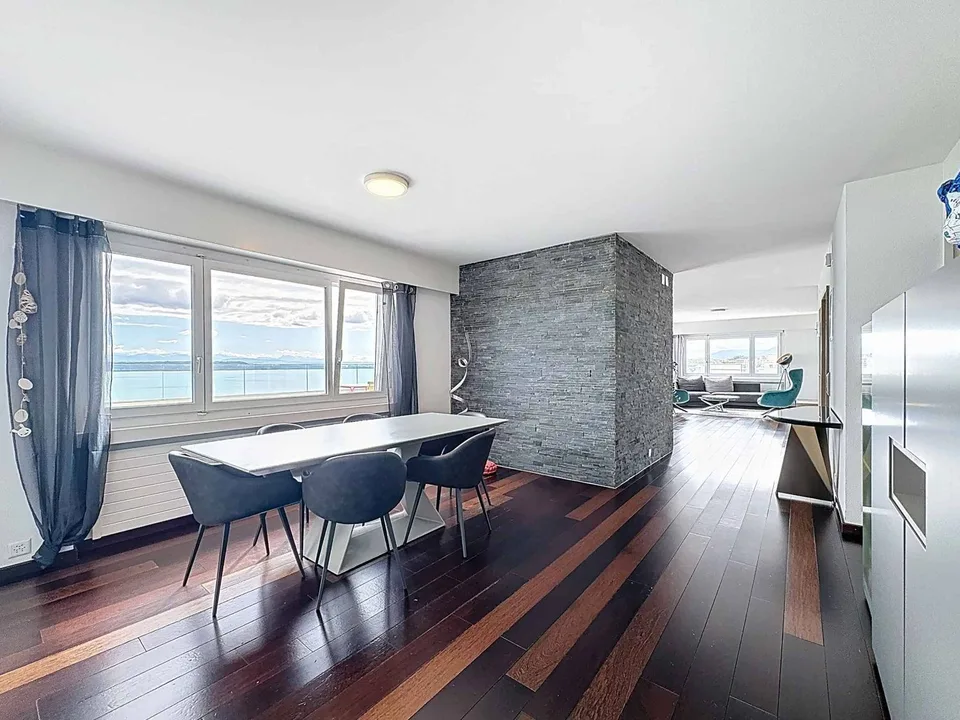 Penthouse von hohem Standard mit 6,5 Zimmern und Blick auf den See und die Berge