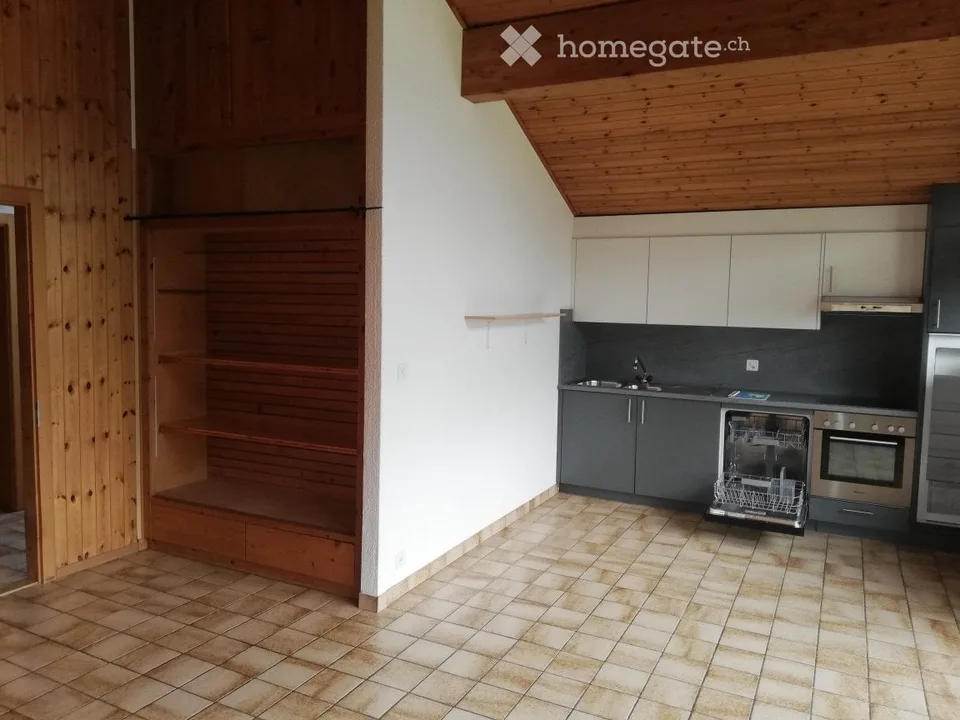 Geräumige 3.5-Zimmer-Wohnung im 1. Stock unter dem Dach