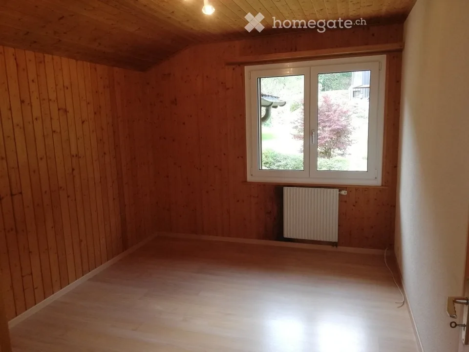 Geräumige 3.5-Zimmer-Wohnung im 1. Stock unter dem Dach