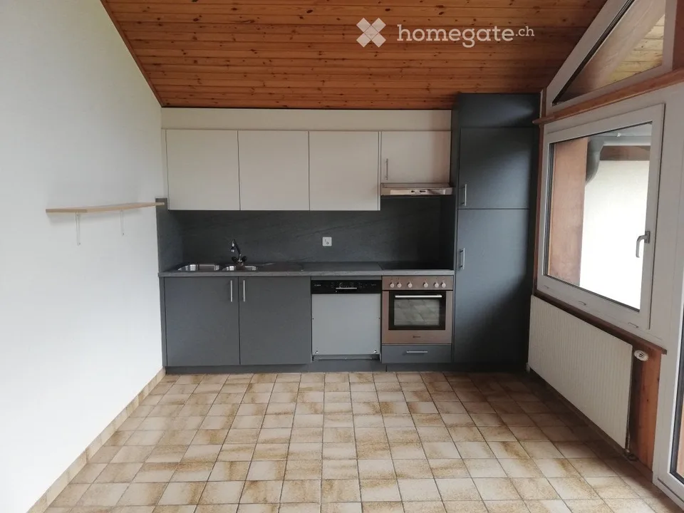 Geräumige 3.5-Zimmer-Wohnung im 1. Stock unter dem Dach