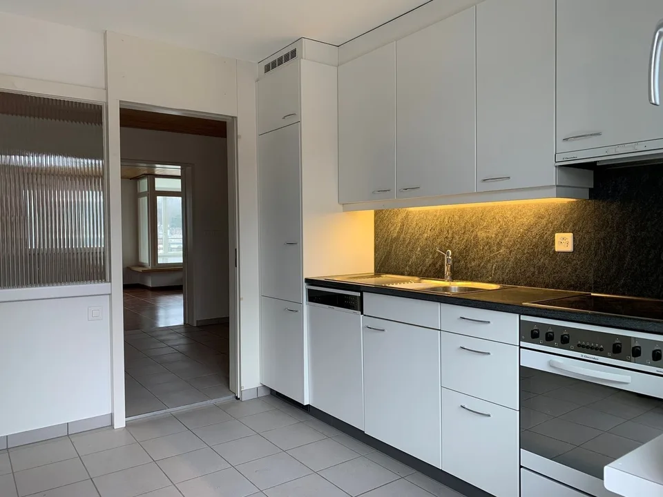 Helle 3.5-Zimmer-Wohnung mit Wintergarten & Cheminée in Binningen