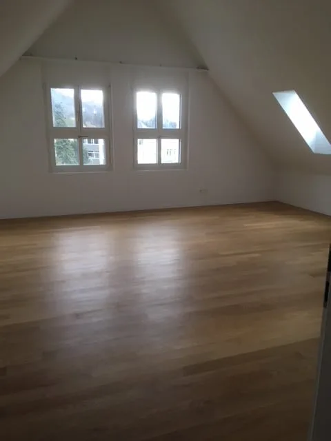 Bella appartamento di 4,5 locali mansardato con balcone