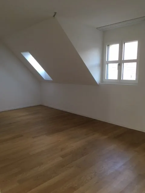 Bella appartamento di 4,5 locali mansardato con balcone