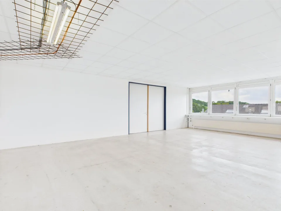 350m2 - Spazio commerciale moderno e luminoso al 2° piano con vista panoramica