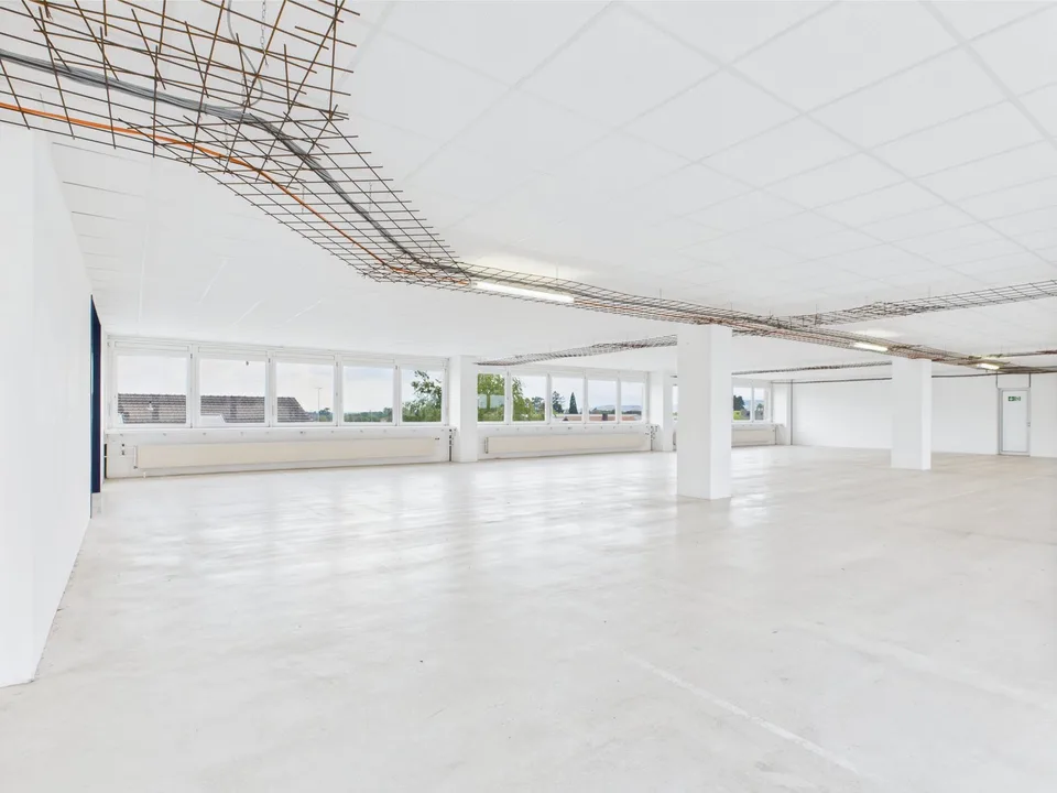350m2 - Spazio commerciale moderno e luminoso al 2° piano con vista panoramica