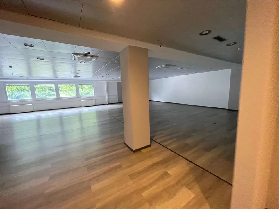Wir vermieten ein renoviertes Gewerberaum von 300 m² im 1. Stock in Ma