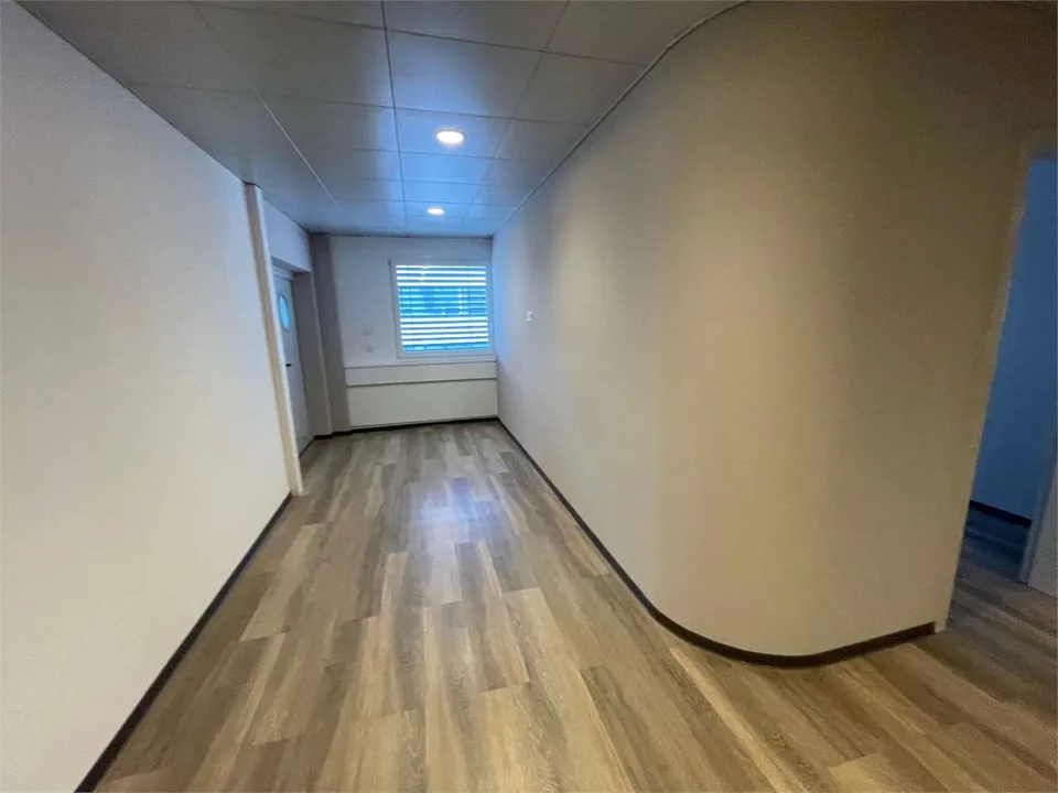 Wir vermieten ein renoviertes Gewerberaum von 300 m² im 1. Stock in Ma