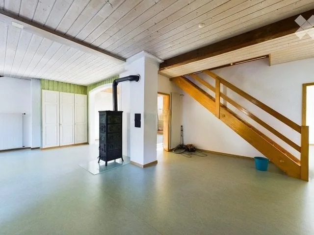 Grosse helle Dachwohnung im ehemaligen Bauernhaus