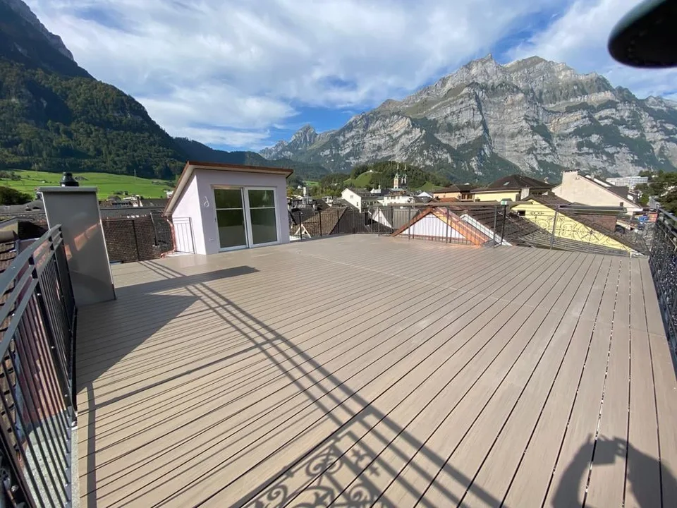 Appartamento in mansarda di 5,5 locali nel centro di Glarus con terrazza spaziosa