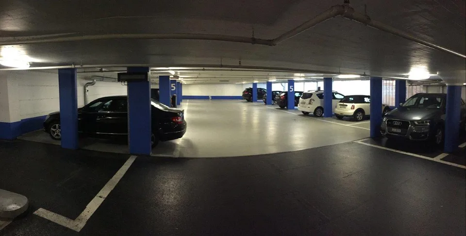 Parcheggio permanente nel parcheggio National Hof