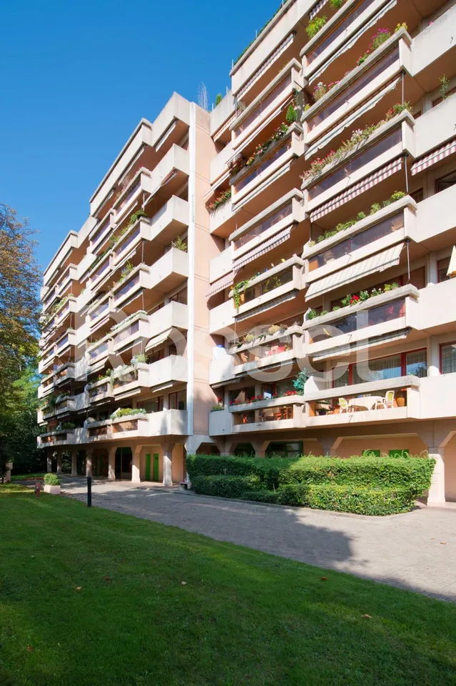 Attique de 8 pièces en pignon avec terrasse périphérique et vue dégagée sur ville et lac