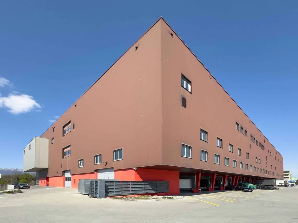 Magnifico magazzino logistico di 1'000m² con banchine di carico