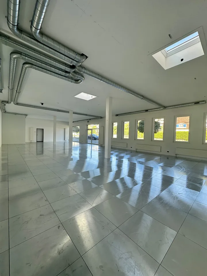 Espace commercial au rez-de-chaussée avec forte fréquentation piétonne – photo 6 sur 8