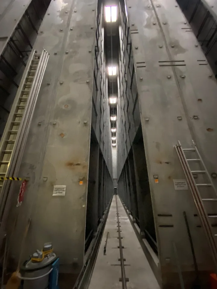 Magazzino a scaffalatura alta completamente automatizzato con 4 000 posti EP