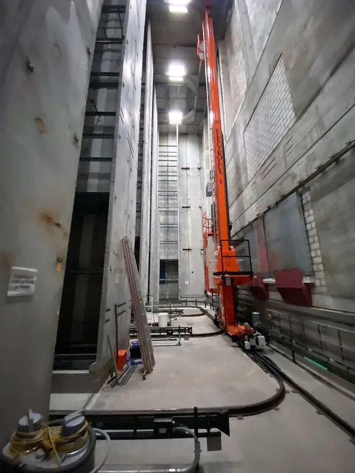 Magazzino a scaffalatura alta completamente automatizzato con 4 000 posti EP