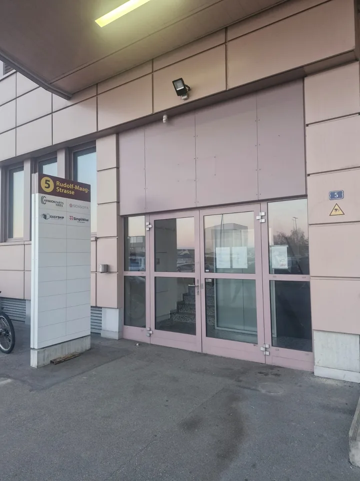 Magazzino a scaffalatura alta completamente automatizzato con 4 000 posti EP