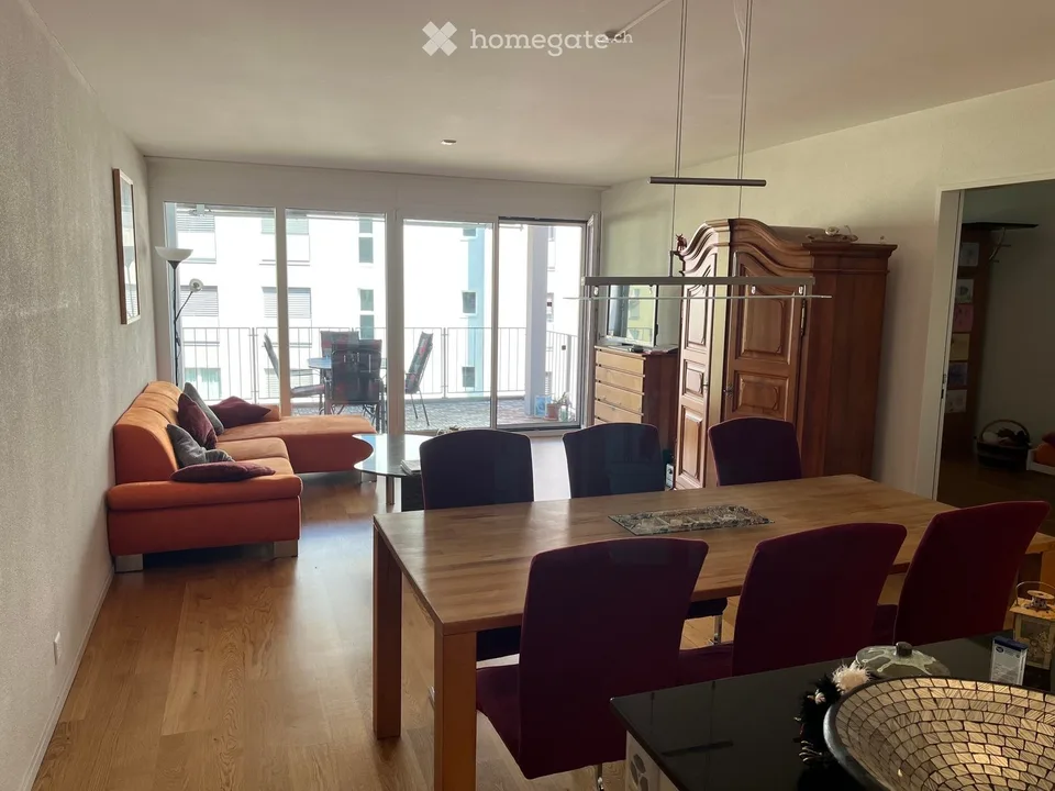 Moderne 3.5-Zimmer-Eigentumswohnung mit grossem Balkon und Tiefgaragenplatz