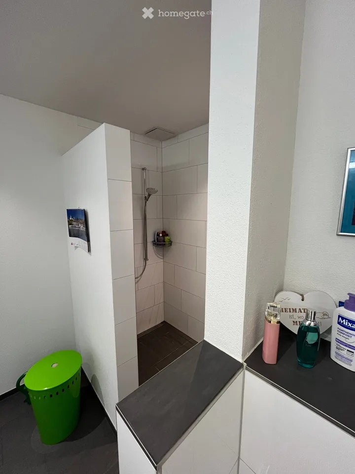Moderne 3.5-Zimmer-Eigentumswohnung mit grossem Balkon und Tiefgaragenplatz