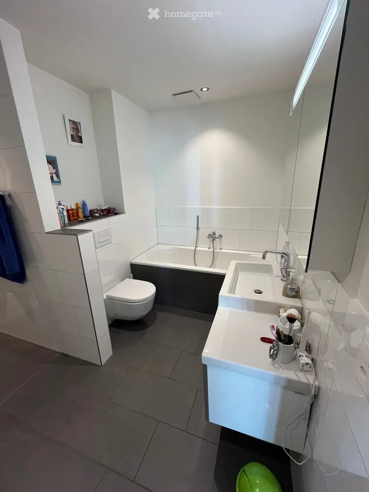 Moderne 3.5-Zimmer-Eigentumswohnung mit grossem Balkon und Tiefgaragenplatz