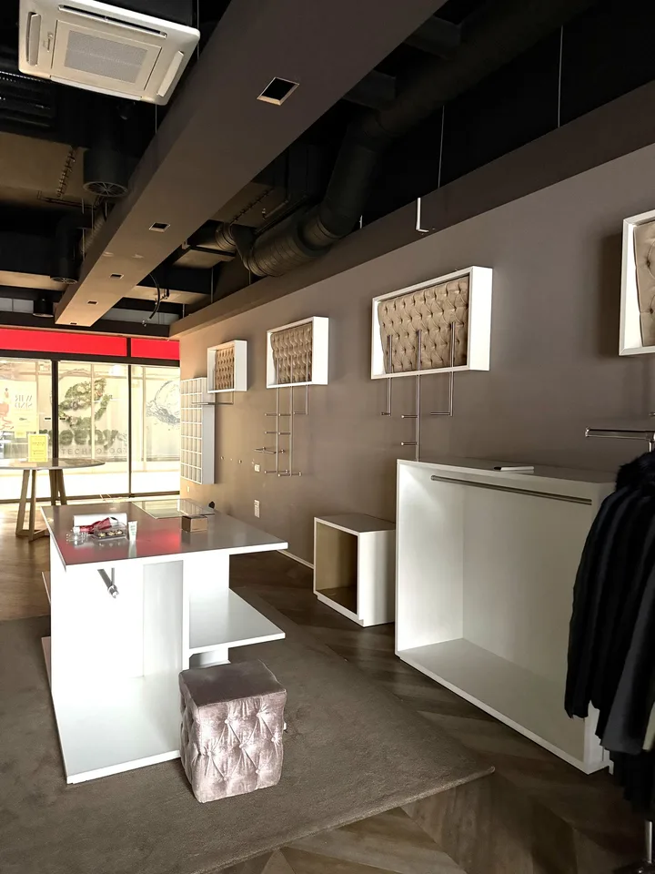 Spazio commerciale moderno in una posizione centrale a Suhr – foto 9 di 10