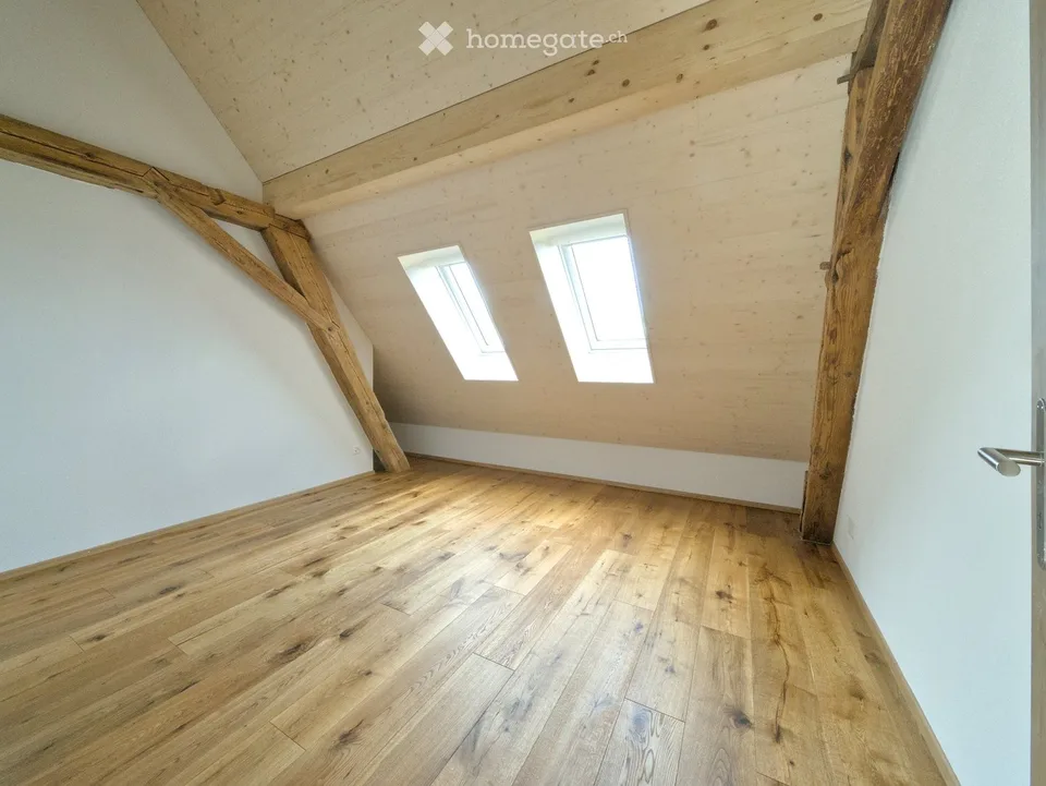 Première location de 5,5 pièces en appartement mansardé dans une ferme historique à Lurtigen