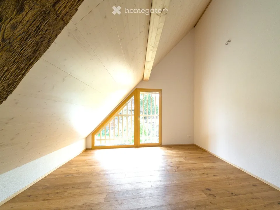 Première location de 5,5 pièces en appartement mansardé dans une ferme historique à Lurtigen